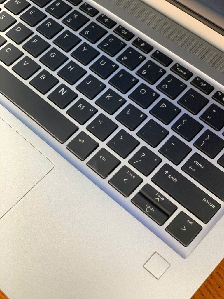 Bàn phím Chiclet – Gõ êm tay, touchpad rộng rãi